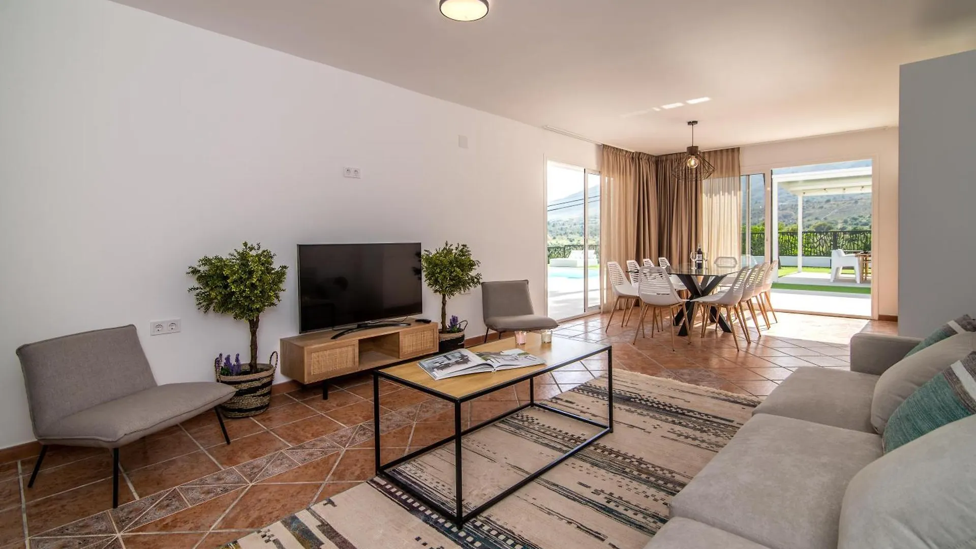 Palm Tree Villa 5 Bdr Pool & Bbq Torremolinos 0*,  Spain